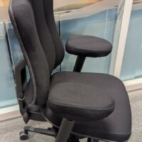 Fauteuil ergonomique multifonction de marque Officeline Sweden modèle Höganas +501 Multimatic en tissu noir, piètement en étoile à 5 branches sur roulettes. Localisation : 3 est – Image 2