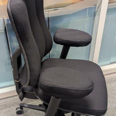 Fauteuil ergonomique multifonction de marque Officeline Sweden modèle Höganas +501 Multimatic en tissu noir, piètement en étoile à 5 branches sur roulettes. Localisation : 3 est