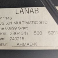 Fauteuil ergonomique multifonction de marque Officeline Sweden modèle Höganas +501 Multimatic en tissu noir, piètement en étoile à 5 branches sur roulettes. Localisation : 3 est – Image 4