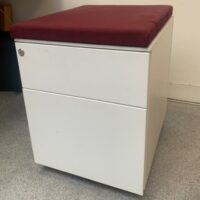 Caisson sur roulettes en métal blanc, avec top aimanté en tissu de différents coloris, 60 x 42 x 53 cm. 74 Unités, vendu à l'unité avec faculté de réunion. Localisation : 6 rue Duret - 75116 Paris.
 (biblio -2, es 7, es 5, es 15, es 8, 1-36, 1-37, 1-38, 1-39, 1-42, 1-27, 1-28, 1-30, 1-31, 1-20, 1-19, 2-53, 2-54, 2-52, 2-48, op. spc. 2e, 2-43, 2-67, 2-64, 2-61, 2-69 , 3-90, 3-91, 3-87, 3-86, 3-93, 3-94, 3-85, 3-80, 3-81, 3-79, 3-78, 3-77, 3-83, 3-73, 3-71B, 3-71A, 3-70, 512, 515, 517A, 518) – Image 2