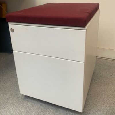 Caisson sur roulettes en métal blanc, avec top aimanté en tissu de différents coloris, 60 x 42 x 53 cm. 75 Unités, vendu à l’unité avec faculté de réunion. Localisation : 6 rue Duret – 75116 Paris.
 (biblio -2, es 7, es 5, es 15, es 8, 1-36, 1-37, 1-38, 1-39, 1-42, 1-27, 1-28, 1-30, 1-31, 1-20, 1-19, 2-53, 2-54, 2-52, 2-48, op. spc. 2e, 2-43, 2-67, 2-64, 2-61, 2-69 , 3-90, 3-91, 3-87, 3-86, 3-93, 3-94, 3-85, 3-80, 3-81, 3-79, 3-78, 3-77, 3-83, 3-73, 3-71B, 3-71A, 3-70, 512, 515, 517A, 518)