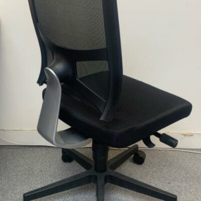 Chaise de bureau avec assise en tissu noir, dossier en résille.
7 unités, vendu avec faculté de réunion.
110 x 60 x 60 cm.
Localisation : 6 rue Duret – 75116 Paris.
(biblio -2, es 5, es open space, 2e bas, 3-79, 517A).