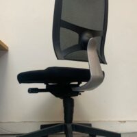 Chaise de bureau avec assise en tissu noir, dossier en résille.
7 unités, vendu avec faculté de réunion.
110 x 60 x 60 cm.
Localisation : 6 rue Duret - 75116 Paris.
(biblio -2, es 5, es open space, 2e bas, 3-79, 517A). – Image 3