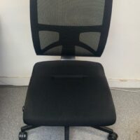 Chaise de bureau avec assise en tissu noir, dossier en résille.
7 unités, vendu avec faculté de réunion.
110 x 60 x 60 cm.
Localisation : 6 rue Duret - 75116 Paris.
(biblio -2, es 5, es open space, 2e bas, 3-79, 517A). – Image 4