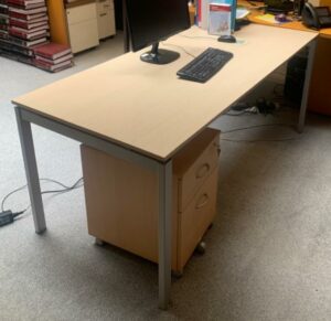 Bureau en bois finition hêtre et piètement en métal gris.
75 x 80 x 180 cm.
Localisation : 6 rue Duret - 75116 Paris.
(-2 Bibliothèque)