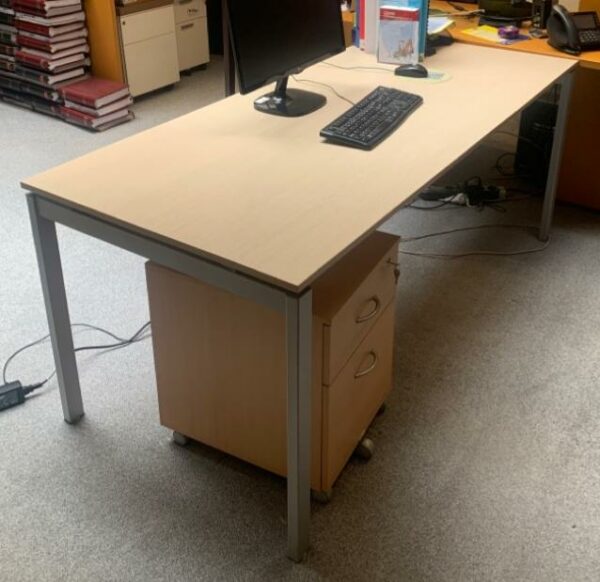 Bureau en bois finition hêtre et piètement en métal gris.
75 x 80 x 180 cm.
Localisation : 6 rue Duret - 75116 Paris.
(-2 Bibliothèque)