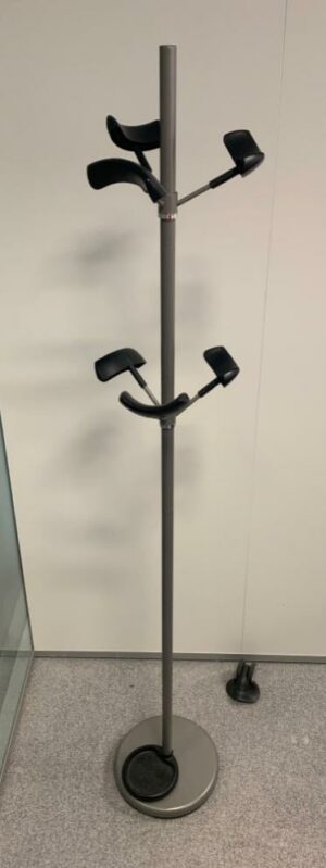 Porte-manteaux, divers modèles. 
14 unités. Vendu à l’unité avec faculté de réunion.
Hauteur env. 175 cm, base Ø 35 cm. 
Localisation : 6 rue Duret - 75116 Paris.
(vestiaire -2, es 5, es 9, es 6, salle Lille, salle Bruxelles, 1-35, 2-55, 2-48, 2-46, 2-64, 3-91, 512, 515)