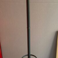 Porte-manteaux, divers modèles. 
14 unités. Vendu à l’unité avec faculté de réunion.
Hauteur env. 175 cm, base Ø 35 cm. 
Localisation : 6 rue Duret - 75116 Paris.
(vestiaire -2, es 5, es 9, es 6, salle Lille, salle Bruxelles, 1-35, 2-55, 2-48, 2-46, 2-64, 3-91, 512, 515) – Image 3