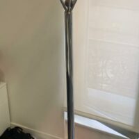 Porte-manteaux, divers modèles. 
14 unités. Vendu à l’unité avec faculté de réunion.
Hauteur env. 175 cm, base Ø 35 cm. 
Localisation : 6 rue Duret - 75116 Paris.
(vestiaire -2, es 5, es 9, es 6, salle Lille, salle Bruxelles, 1-35, 2-55, 2-48, 2-46, 2-64, 3-91, 512, 515) – Image 4