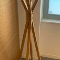 Porte-manteaux, divers modèles. 
14 unités. Vendu à l’unité avec faculté de réunion.
Hauteur env. 175 cm, base Ø 35 cm. 
Localisation : 6 rue Duret - 75116 Paris.
(vestiaire -2, es 5, es 9, es 6, salle Lille, salle Bruxelles, 1-35, 2-55, 2-48, 2-46, 2-64, 3-91, 512, 515) – Image 5