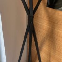 Porte-manteaux, divers modèles. 
14 unités. Vendu à l’unité avec faculté de réunion.
Hauteur env. 175 cm, base Ø 35 cm. 
Localisation : 6 rue Duret - 75116 Paris.
(vestiaire -2, es 5, es 9, es 6, salle Lille, salle Bruxelles, 1-35, 2-55, 2-48, 2-46, 2-64, 3-91, 512, 515) – Image 6