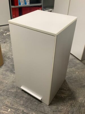 Caisson à porte battante, en bois blanc, poignée basse. 
82 x 45 x 45 cm.
Localisation : 6 rue Duret - 75116 Paris.
(reprographie -2)