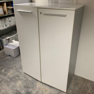 Armoire en bois blanc et gris.
130 x 90 x 45 cm.
2 unités, vendu avec faculté de réunion.
Localisation : 6 rue Duret - 75116 Paris.
(repro -2 )