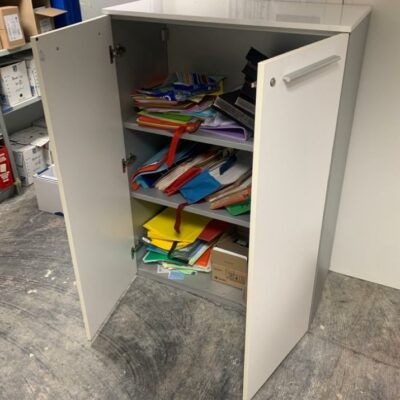 Armoire en bois blanc et gris.
130 x 90 x 45 cm.
2 unités, vendu avec faculté de réunion.
Localisation : 6 rue Duret – 75116 Paris.
(repro -2 )