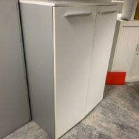 Armoire en bois blanc et gris.
130 x 90 x 45 cm.
2 unités, vendu avec faculté de réunion.
Localisation : 6 rue Duret - 75116 Paris.
(repro -2 ) – Image 3