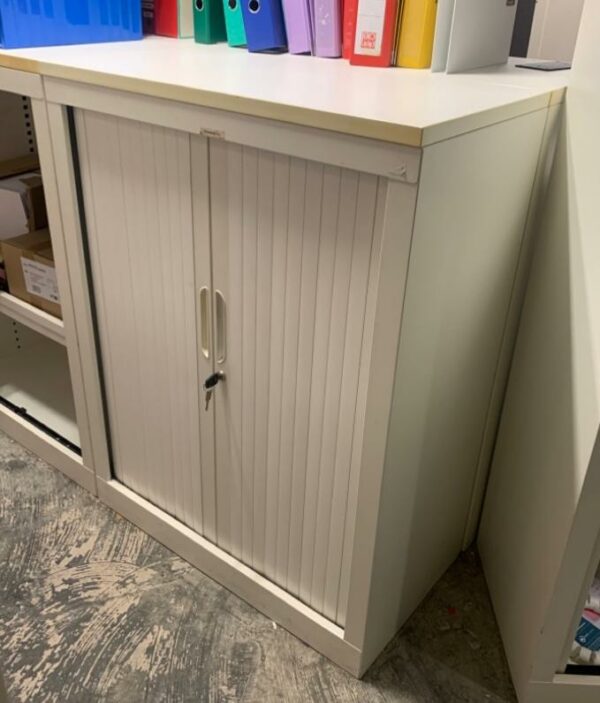 Armoire métallique à rideau, coulissant.
105 x 43 x 80 cm.
10 unités, vendu avec faculté de réunion.
Localisation : 6 rue Duret - 75116 Paris.
(Reprographie -2)