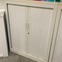 Armoire métallique à rideau, coulissant.
105 x 43 x 80 cm.
10 unités, vendu avec faculté de réunion.
Localisation : 6 rue Duret - 75116 Paris.
(Reprographie -2) – Image 2