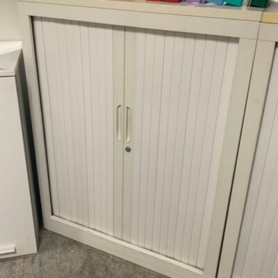 Armoire métallique à rideau, coulissant.
105 x 43 x 80 cm.
10 unités, vendu avec faculté de réunion.
Localisation : 6 rue Duret – 75116 Paris.
(Reprographie -2)