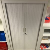 Armoire haute métallique à rideau, coulissant.
162 x 80 x 43 cm 
4 Unités, vendu avec faculté de réunion.
Localisation : 6 rue Duret - 75116 Paris.
(open space 1er, -2 repro.) – Image 2