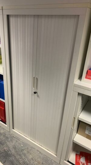 Armoire haute métallique à rideau, coulissant.
162 x 80 x 43 cm 
4 Unités, vendu avec faculté de réunion.
Localisation : 6 rue Duret - 75116 Paris.
(open space 1er, -2 repro.)