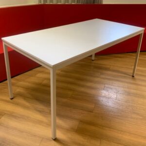 Table en bois blanc et piétement assorti.
75 x 160 x 80 cm.
5 Unités, vendu avec faculté de réunion.
Localisation : 6 rue Duret - 75116 Paris.
(-1 salle à manger)
