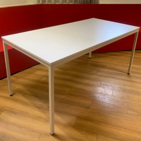 Table en bois blanc et piétement assorti. 75 x 160 x 80 cm. 5 Unités, vendu avec faculté de réunion. Localisation : 6 rue Duret - 75116 Paris.
(-1 salle à manger)
