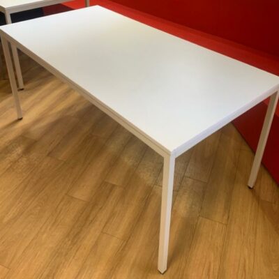 Table en bois blanc et piétement assorti.
75 x 160 x 80 cm.
5 Unités, vendu avec faculté de réunion.
Localisation : 6 rue Duret – 75116 Paris.
(-1 salle à manger)
