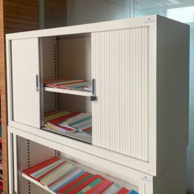 Armoire basse métallique à rideau, coulissant.
70 x 120 x 45 cm
6 Unités, vendu avec faculté de réunion.
(2-48 2e bas, 2-60, 5-15, 517A)