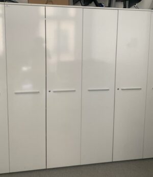 Ensemble d’armoires hautes en bois laqué blanc.
- Deux armoires, reliées par un plateau supérieur. Quantité : 19 unités.
210 × 180 × 45 cm.
- Variante de trois armoires, reliées par un plateau supérieur. Quantité : 3 unités.
210 × 270 × 45 cm.
Vendu avec faculté de réunion.
Localisation : 6 rue Duret – 75116 Paris