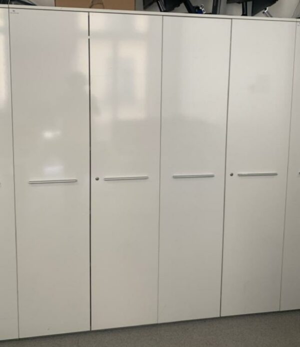 Ensemble d’armoires hautes en bois laqué blanc. - Deux armoires, reliées par un plateau supérieur. Quantité : 19 unités. 210 × 180 × 45 cm.
- Variante de trois armoires, reliées par un plateau supérieur. Quantité : 3 unités. 210 × 270 × 45 cm. Localisation : 6 rue Duret – 75116 Paris