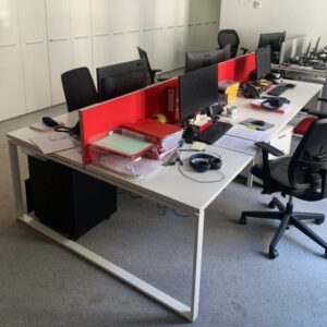 Bench de 4 postes, cloison recouverte de tissu, plateau en bois blanc, piétement en métal type pied luge, trappe technique intégrée.
75 x 320 x 162 cm.
Localisation : 6 rue Duret - 75016 Paris.
(Es Open spc.)