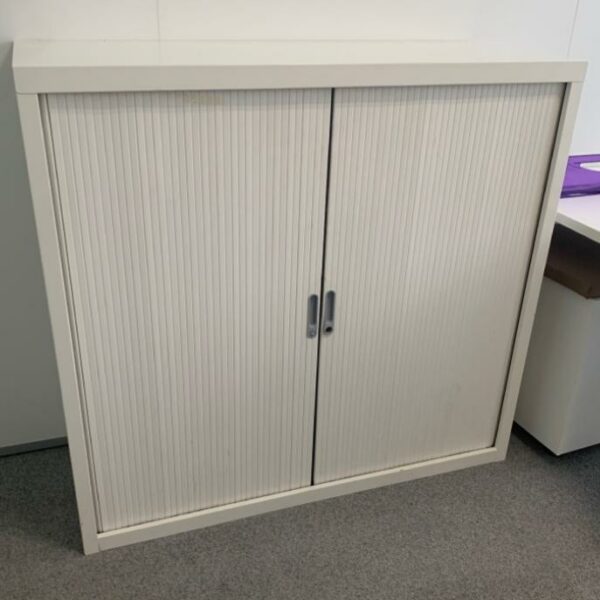 Armoire basse métallique à rideau coulissant.
7 unités, vendu avec faculté de réunion.
112 x 120 x 45 cm.
Localisation : 6 rue Duret - 75116 Paris.
(ES, RDC haut, 2-60, 2-46 [ lot 2051 ], 5e Gauche, 512)