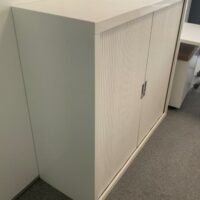Armoire basse métallique à rideau coulissant.
7 unités, vendu avec faculté de réunion.
112 x 120 x 45 cm.
Localisation : 6 rue Duret - 75116 Paris.
(ES, RDC haut, 2-60, 2-46 [ lot 2051 ], 5e Gauche, 512) – Image 2