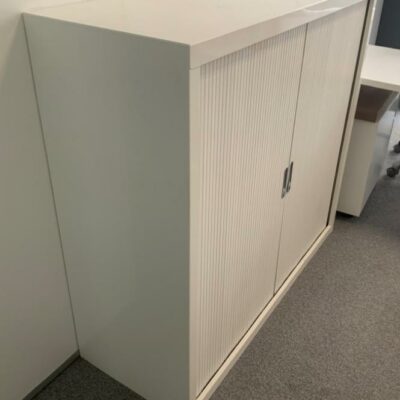 Armoire basse métallique à rideau coulissant.
7 unités, vendu avec faculté de réunion.
112 x 120 x 45 cm.
Localisation : 6 rue Duret – 75116 Paris.
(ES, RDC haut, 2-60, 2-46 [ lot 2051 ], 5e Gauche, 512)