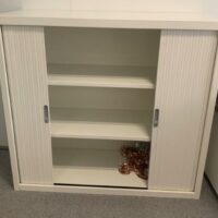 Armoire basse métallique à rideau coulissant.
7 unités, vendu avec faculté de réunion.
112 x 120 x 45 cm.
Localisation : 6 rue Duret - 75116 Paris.
(ES, RDC haut, 2-60, 2-46 [ lot 2051 ], 5e Gauche, 512) – Image 3