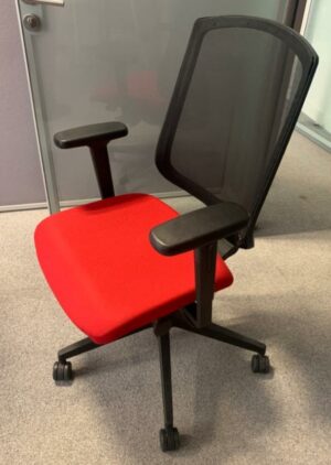 Fauteuil de bureau sur roulettes, assise en tissu rouge, dossier en résille noire. 100 x 65 x 55 cm. 33 unités. Vendu à l'unité avec faculté de réunion. Localisation : 6 rue Duret - 75116 Paris.
(ES 14., ES 6., ES Open Sp. 3., 1-41., 1-42., 1-30., 2-53., 2-56., 2-57., 2-47., 5 Open Sp. 2., 2-43., 2 basg. 2., 2-64., 2-62., 2-69., 3-95., 3-93., 3-80., 3-79., 3-84., 3-74., 3-71B., 515, 518)