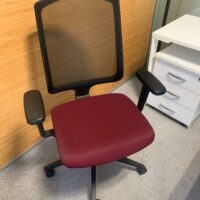 Fauteuil de bureau sur roulettes, assise en tissu rouge, dossier en résille noire. 100 x 65 x 55 cm. 33 unités. Vendu à l'unité avec faculté de réunion. Localisation : 6 rue Duret - 75116 Paris.
(ES 14., ES 6., ES Open Sp. 3., 1-41., 1-42., 1-30., 2-53., 2-56., 2-57., 2-47., 5 Open Sp. 2., 2-43., 2 basg. 2., 2-64., 2-62., 2-69., 3-95., 3-93., 3-80., 3-79., 3-84., 3-74., 3-71B., 515, 518) – Image 5