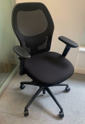 Fauteuil de bureau de marque Seriway, assise en tissu noir, dossier en résille noire.
14 Unités, vendu avec faculté de réunion.
100 x 60 x 55 cm.
Localisation : 6 rue Duret - 75116 Paris.
(ES 14., 1-35., 1-30., 2-53., 2-52., 2-48., ES Open Sp., 3-71A., 514, 515, 517A)