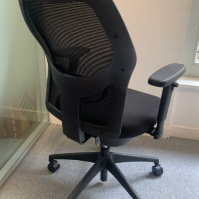 Fauteuil de bureau de marque Seriway, assise en tissu noir, dossier en résille noire.
14 Unités, vendu avec faculté de réunion.
100 x 60 x 55 cm.
Localisation : 6 rue Duret – 75116 Paris.
(ES 14., 1-35., 1-30., 2-53., 2-52., 2-48., ES Open Sp., 3-71A., 514, 515, 517A)