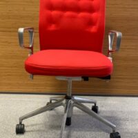Fauteuil de bureau de marque Vitra, modèle ID Trim, design Antonio Citterio, assise en tissu, dossier structuré, piètement à roulettes. Deux coloris, rouge ou gris. 8 unités. Vendu à l'unité avec faculté de réunion. 110 x 60 x 55 cm. Localisation : 6 rue Duret - 75116 Paris.
(ES 9., 1-38., 2-53., 2-68., 3-91., 3-95., 3-76., 514) – Image 3