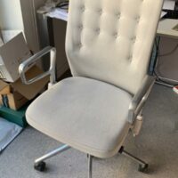 Fauteuil de bureau de marque Vitra, modèle ID Trim, design Antonio Citterio, assise en tissu, dossier structuré, piètement à roulettes. Deux coloris, rouge ou gris. 8 unités. Vendu à l'unité avec faculté de réunion. 110 x 60 x 55 cm. Localisation : 6 rue Duret - 75116 Paris.
(ES 9., 1-38., 2-53., 2-68., 3-91., 3-95., 3-76., 514) – Image 6