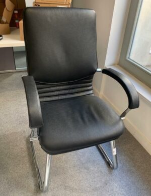 Fauteuil en simili cuir, piétement luge en métal.
105 x 60 x 60 cm.
Localisation : 6 rue Duret - 75116 Paris.
(ES 13.)