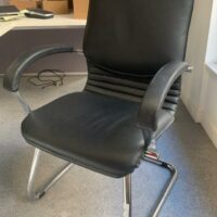 Fauteuil en simili cuir, piétement luge en métal.
105 x 60 x 60 cm.
Localisation : 6 rue Duret - 75116 Paris.
(ES 13.) – Image 2