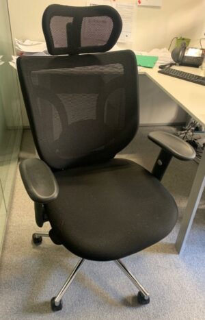 Fauteuil de bureau  de marque Ergo King, assise en tissu noir, dossier en résille noire, piétement à roulettes.
5 Unités, vendu avec faculté de réunion.
Localisation : 6 rue Duret - 75116 Paris.
(ES., 2 Bas G., 2-65, 517B, 518)