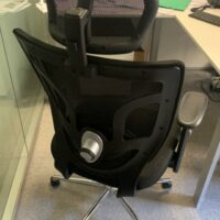 Fauteuil de bureau  de marque Ergo King, assise en tissu noir, dossier en résille noire, piétement à roulettes.
3 unités, vendu avec faculté de réunion. Localisation : 6 rue Duret - 75116 Paris.
(ES., 2 Bas G., 2-65, 517B, 518) – Image 2