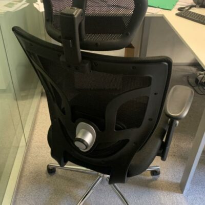 Fauteuil de bureau  de marque Ergo King, assise en tissu noir, dossier en résille noire, piétement à roulettes.
5 Unités, vendu avec faculté de réunion.
Localisation : 6 rue Duret – 75116 Paris.
(ES., 2 Bas G., 2-65, 517B, 518)