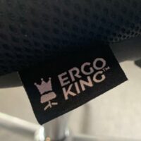 Fauteuil de bureau  de marque Ergo King, assise en tissu noir, dossier en résille noire, piétement à roulettes.
3 unités, vendu avec faculté de réunion. Localisation : 6 rue Duret - 75116 Paris.
(ES., 2 Bas G., 2-65, 517B, 518) – Image 3
