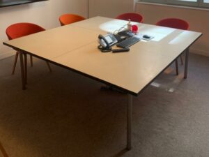 Table de réunion, plateau en bois blanc, piétement en métal.
72 x 200 x 200 cm.
Localisation : 6 rue Duret - 75116 Paris.
(RDC Salle Bordeaux.)
