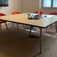Table de réunion, plateau en bois blanc, piétement en métal.
72 x 200 x 200 cm.
Localisation : 6 rue Duret - 75116 Paris.
(RDC Salle Bordeaux.) – Image 2