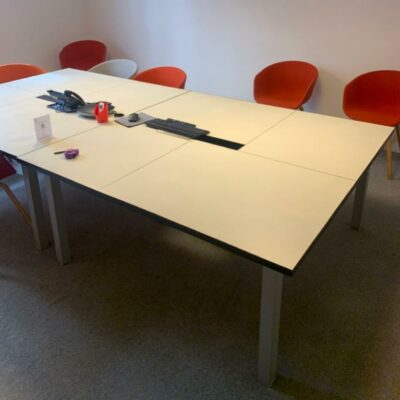 Table de réunion, plateau carré en bois beige, piétement en métal.
2 unités, vendu avec faculté de réunion.
72 x 160 x 160 cm.
Localisation : 6 rue Duret – 75116 Paris.
(RDC Salle Lille.)